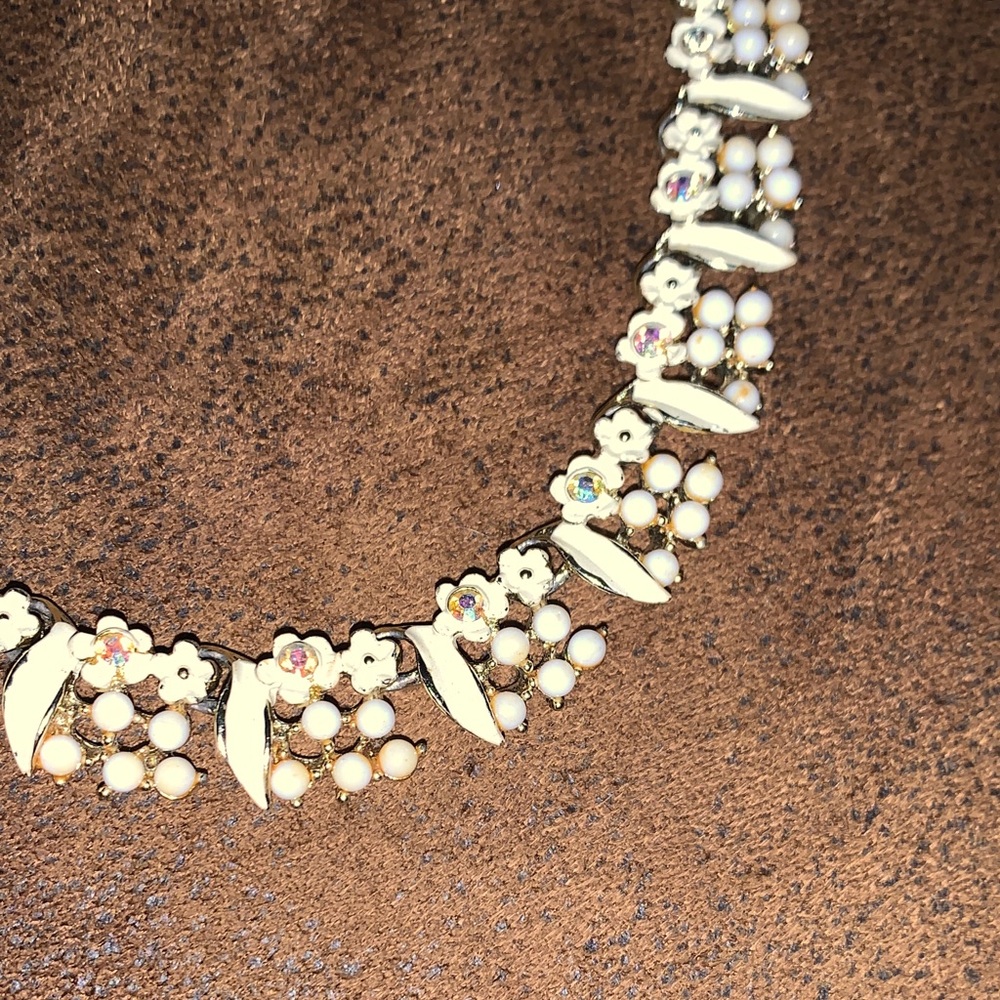 Vintage Elegant Gold and Pearl Necklace - Picture 2 of 5